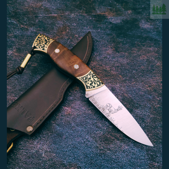 Ekskluzywny nóż myśliwski z mosiężnymi bolsterami ozdobionymi liśćmi dębu oraz zdobionymi pinami, gotowy do personalizacji grawerem