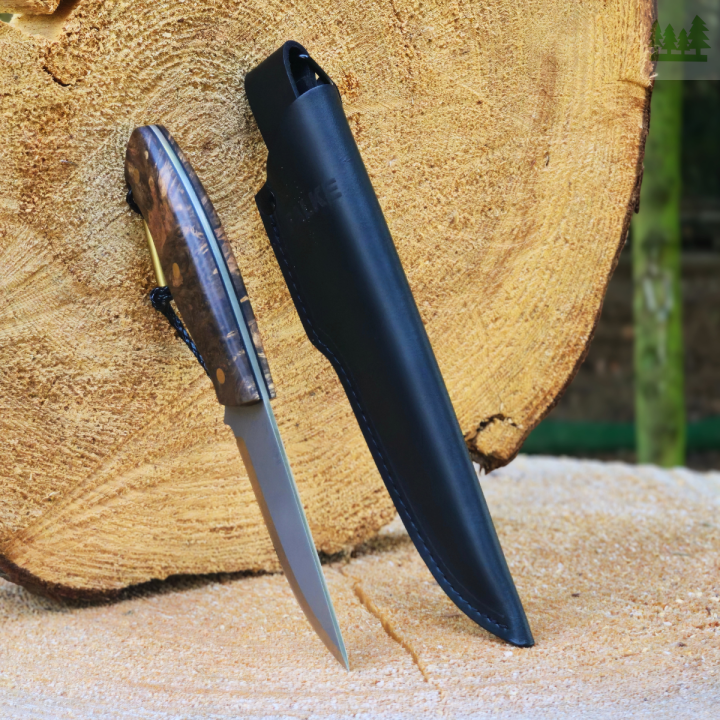 Zbliżenie na ostrze Falke Scandi N690 Ostrze noża Falke Scandi N690 ze szlifem skandynawskim i wykończeniem szkiełkowanym. Grubsza krawędź tnąca sprawia, że nóż jest wytrzymały i uniwersalny do bushcraftu i polowania.