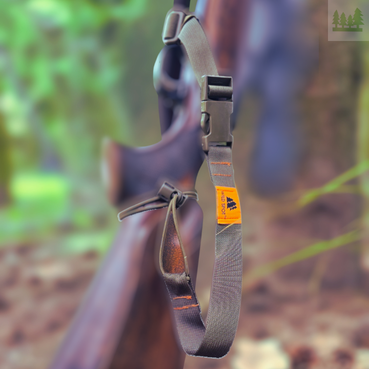 Zbliżenie na pas myśliwski WildSpot HFB w tle rozmyty las.