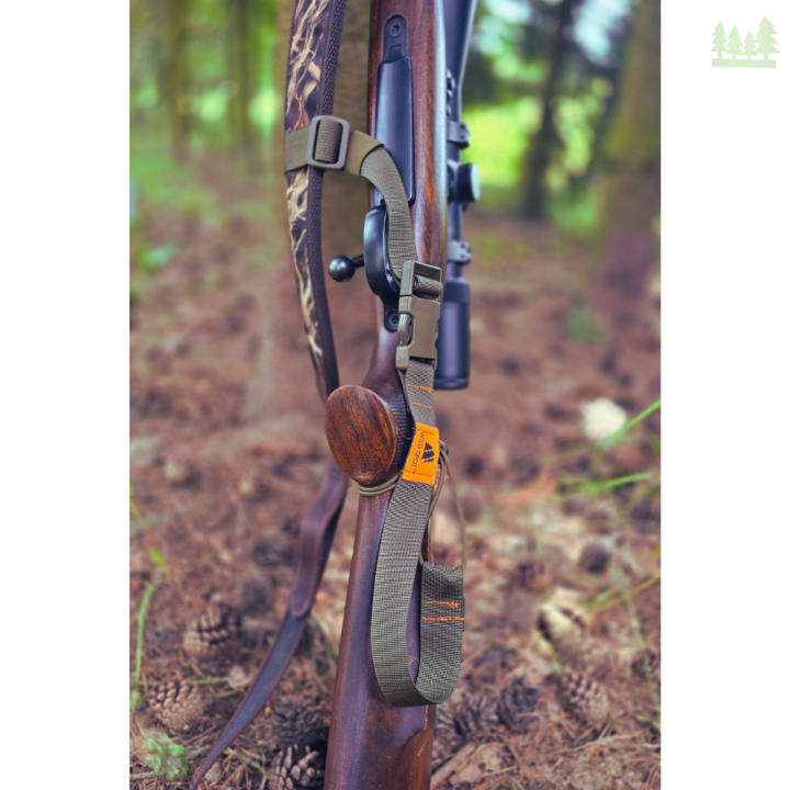 Pas myśliwski Wildspot HFB w otoczeniu lasu, poprawia bezpieczeństwo użytkowników broni 1