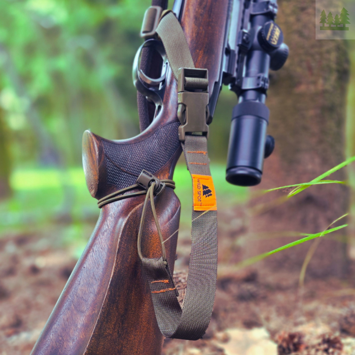 Pas myśliwski Wildspot HFB w otoczeniu lasu, poprawia bezpieczeństwo użytkowników broni 2