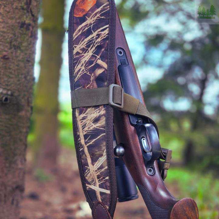 Pas myśliwski Wildspot HFB w otoczeniu lasu, poprawia bezpieczeństwo użytkowników broni, pasuje do każdego paska.