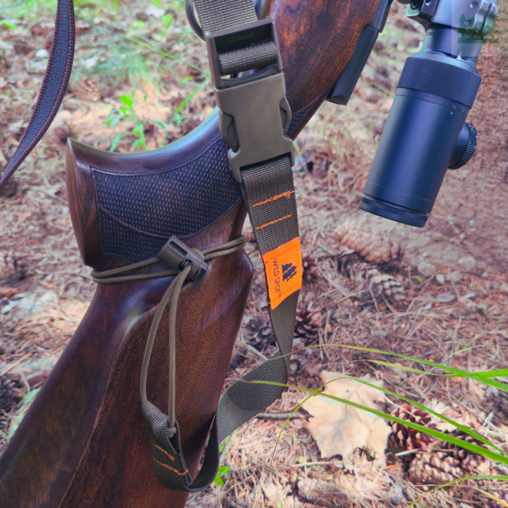 Pas myśliwski Wildspot HFB w otoczeniu lasu, poprawia bezpieczeństwo użytkowników broni. Pasuje do każdej kolby.