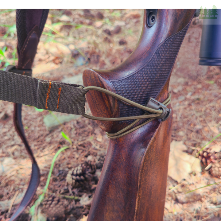 Pas myśliwski Wildspot HFB w otoczeniu lasu, poprawia bezpieczeństwo użytkowników broni 4