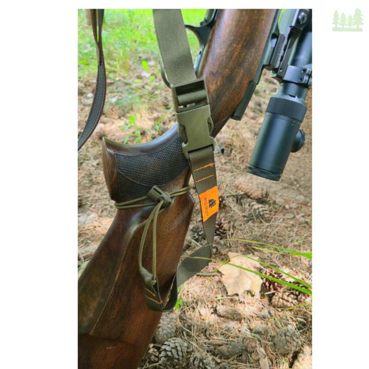 Pas myśliwski Wildspot HFB w otoczeniu lasu, poprawia bezpieczeństwo użytkowników broni 5
