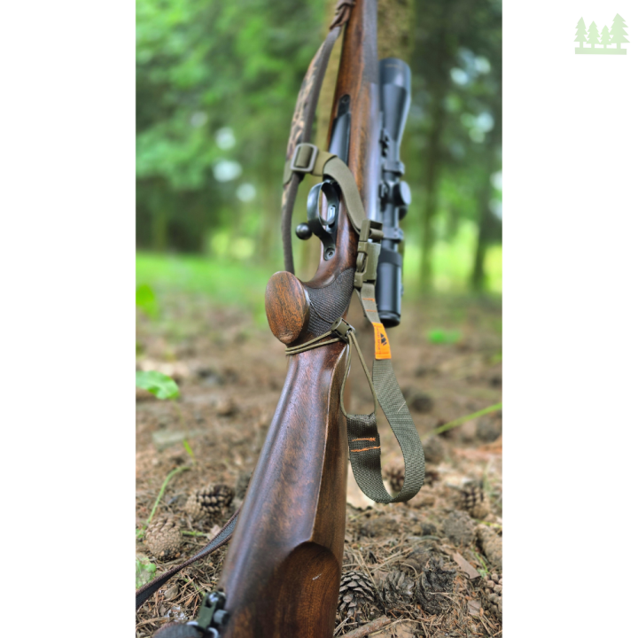 Pas myśliwski Wildspot HFB w otoczeniu lasu, poprawia bezpieczeństwo użytkowników broni. 6