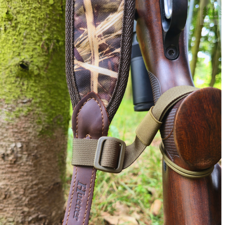 Pas myśliwski Wildspot HFB w otoczeniu lasu, poprawia bezpieczeństwo użytkowników broni. 7