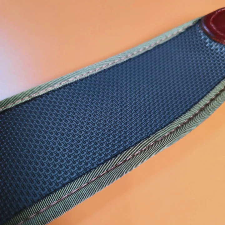 Spód pasa RS100 z neoprenu typu shark skin, szorstka struktura ograniczająca zsuwanie się z ramienia