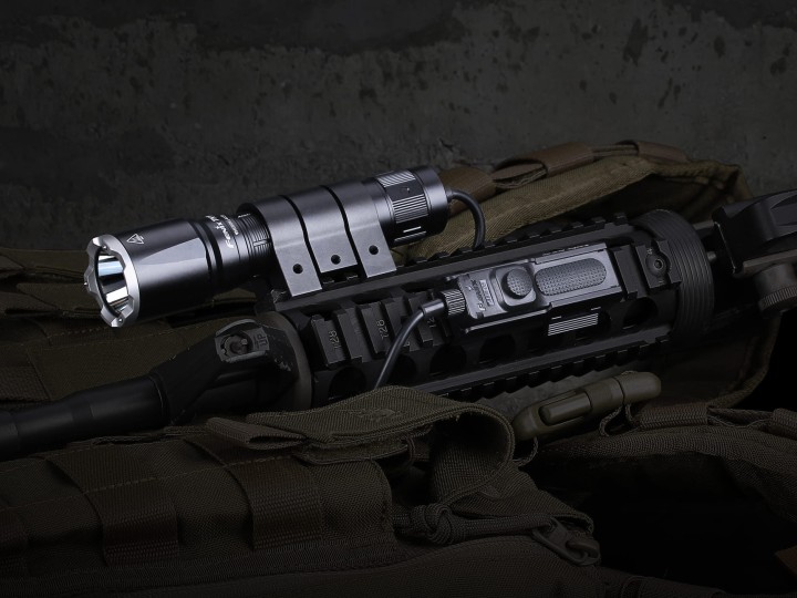 Latarka taktyczna LED Fenix TK16 V2.0 czarna-7 111