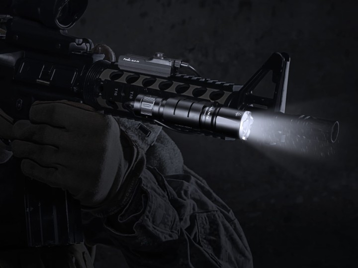 Latarka taktyczna LED Fenix TK16 V2.0 czarna-8 111