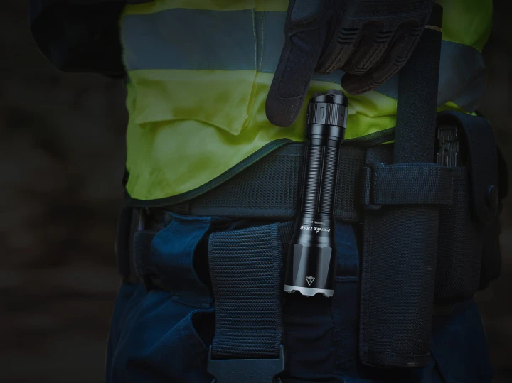 Latarka taktyczna LED Fenix TK16 V2.0 czarna-11 111