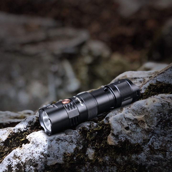 Latarka taktyczna LED Fenix PD25R czarna-7 136