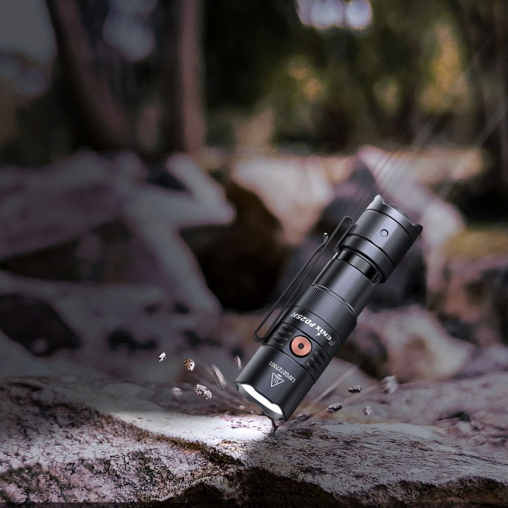 Latarka taktyczna LED Fenix PD25R czarna-8 136