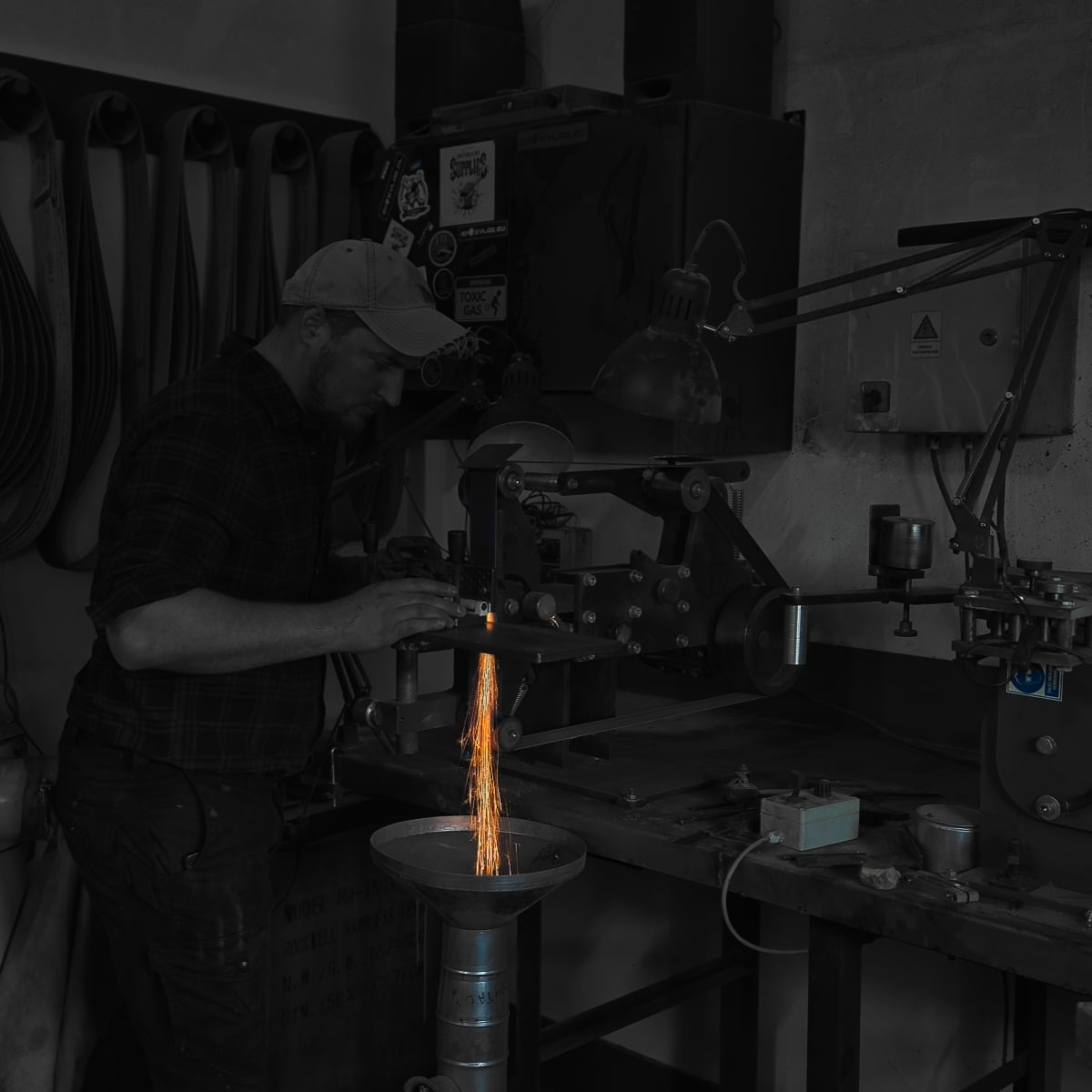 Szymon z Simon's Knives podczas tworzenia noża w warsztacie